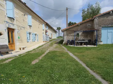 Gîte charentais avec cour privative, baby-équipement, télétravail, vélos, BBQ, animaux acceptés - Photo 1