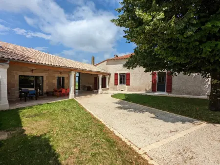 Maison spacieuse avec piscine chauffée, jardin clos, terrasses, cheminée, et équipements bébé inclus. - Photo 3