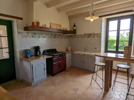 Maison spacieuse avec piscine chauffée, jardin clos, terrasses, cheminée, et équipements bébé inclus. - Photo 4