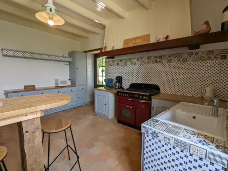 Maison spacieuse avec piscine chauffée, jardin clos, terrasses, cheminée, et équipements bébé inclus. - Photo 6