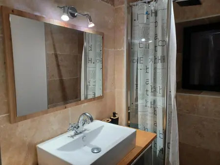 Maison spacieuse avec piscine chauffée, jardin clos, terrasses, cheminée, et équipements bébé inclus. - Photo 14