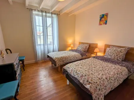 Maison spacieuse avec piscine chauffée, jardin clos, terrasses, cheminée, et équipements bébé inclus. - Photo 16