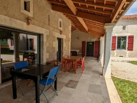 Maison spacieuse avec piscine chauffée, jardin clos, terrasses, cheminée, et équipements bébé inclus. - Photo 18