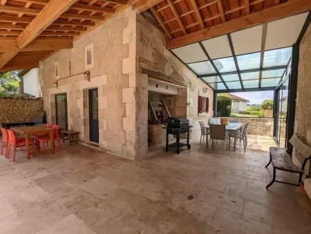 Maison spacieuse avec piscine chauffée, jardin clos, terrasses, cheminée, et équipements bébé inclus. - Photo 24