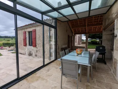 Maison spacieuse avec piscine chauffée, jardin clos, terrasses, cheminée, et équipements bébé inclus. - Photo 25
