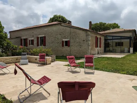 Maison spacieuse avec piscine chauffée, jardin clos, terrasses, cheminée, et équipements bébé inclus. - Photo 29