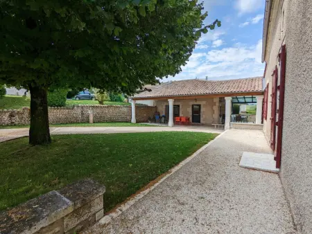 Maison spacieuse avec piscine chauffée, jardin clos, terrasses, cheminée, et équipements bébé inclus. - Photo 33
