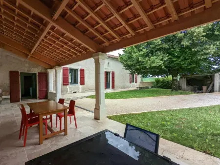 Maison spacieuse avec piscine chauffée, jardin clos, terrasses, cheminée, et équipements bébé inclus. - Photo 34