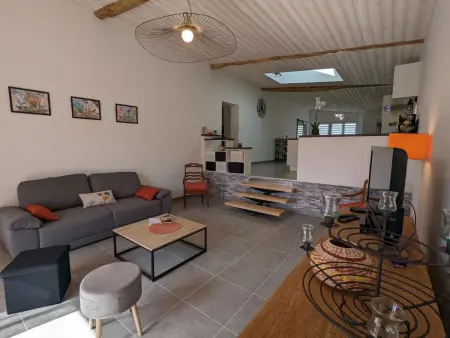 Maison en pierres rénovée avec jardin, terrasse, 3 chambres, proche village, nature paisible, équipements complets - Photo 1