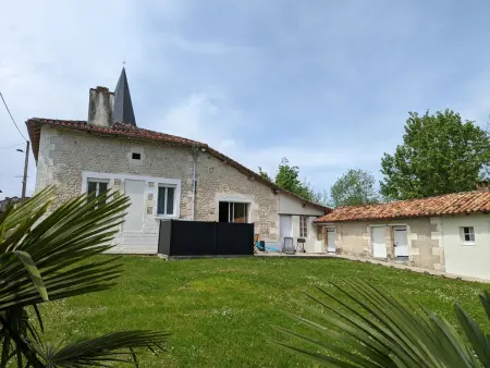 Maison en pierres rénovée avec jardin, terrasse, 3 chambres, proche village, nature paisible, équipements complets - Photo 2