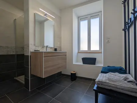 Maison en pierres rénovée avec jardin, terrasse, 3 chambres, proche village, nature paisible, équipements complets - Photo 11