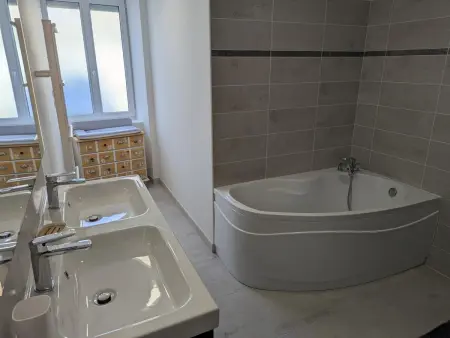 Maison en pierres rénovée avec jardin, terrasse, 3 chambres, proche village, nature paisible, équipements complets - Photo 15
