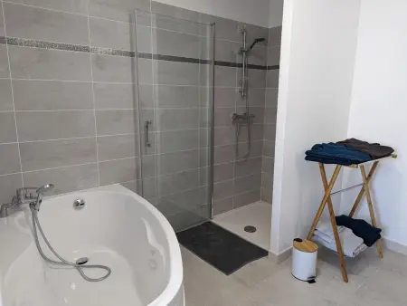 Maison en pierres rénovée avec jardin, terrasse, 3 chambres, proche village, nature paisible, équipements complets - Photo 16