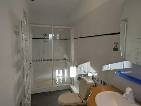 Gîte spacieux avec piscine privée et jardin, idéal pour familles avec animaux - Photo 32