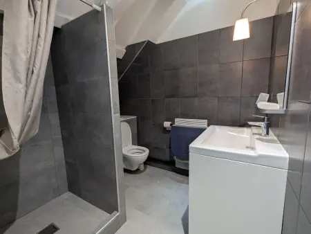 Maison de campagne rénovée avec jardin privatif - 2 chambres, 2 sdb, séjour spacieux - Photo 6