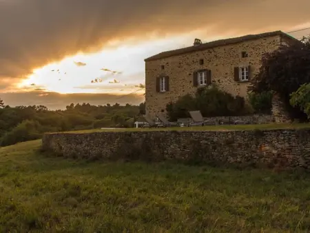 Maison Sauveterre, Maison avec piscine dans un endroit privilégié - Photo 4