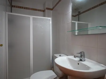 AT040 Clarà: Casa de 4 dormitorios con piscina comunitaria a 600 m de la playa - Photo 11