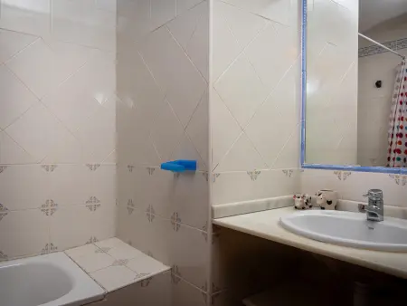 AT040 Clarà: Casa de 4 dormitorios con piscina comunitaria a 600 m de la playa - Photo 23