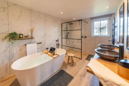 Charmante habitation à Lierneux pour 10 adultes avec Bains à remous, Maison de vacances א Lierneux avec bain moussant - Photo 4