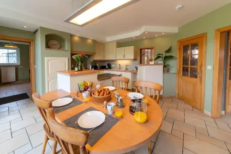 Charmante habitation à Lierneux pour 10 adultes avec Bains à remous, Maison de vacances א Lierneux avec bain moussant - Photo 13