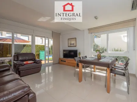 Maison Familiale Duplex avec Terrasse, Piscine, Parking et Proche Plage - Photo 4