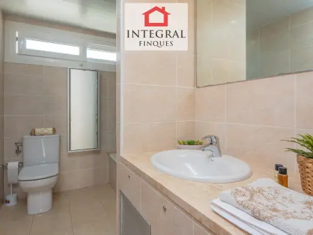 Maison Familiale Duplex avec Terrasse, Piscine, Parking et Proche Plage - Photo 17