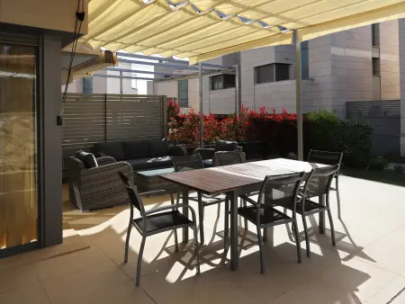 Maison mitoyenne proche plage avec terrasse et piscine commune - Photo 2
