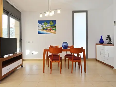 Maison mitoyenne proche plage avec terrasse et piscine commune - Photo 5