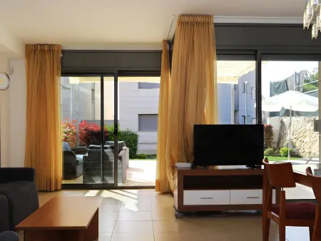 Maison mitoyenne proche plage avec terrasse et piscine commune - Photo 7