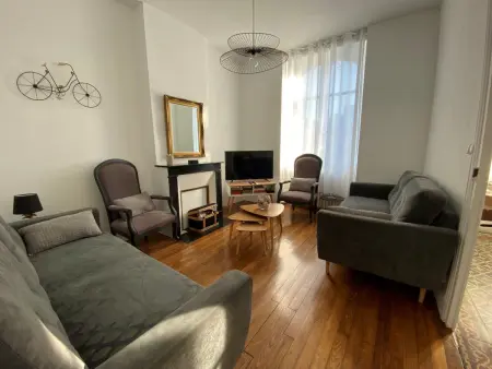 Maison années 30 avec jardin, piscine, proximité Loire, 4 chambres, vélos, idéale familles/amis - Photo 2