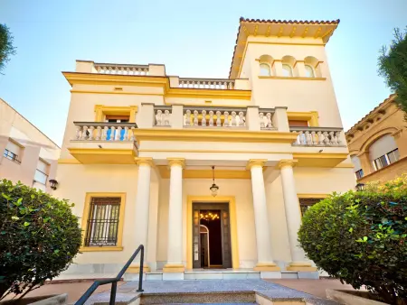 Élégante villa à Barcelone avec piscine, jardin, terrasses et salle de jeux - Photo 1