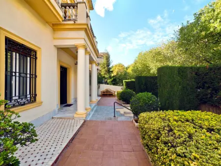 Élégante villa à Barcelone avec piscine, jardin, terrasses et salle de jeux - Photo 2