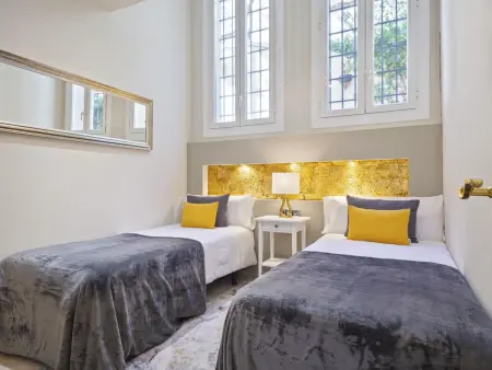 Élégante villa à Barcelone avec piscine, jardin, terrasses et salle de jeux - Photo 10