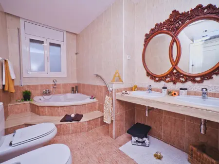 Élégante villa à Barcelone avec piscine, jardin, terrasses et salle de jeux - Photo 16