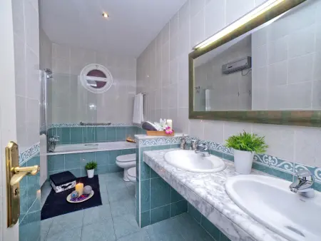 Élégante villa à Barcelone avec piscine, jardin, terrasses et salle de jeux - Photo 20
