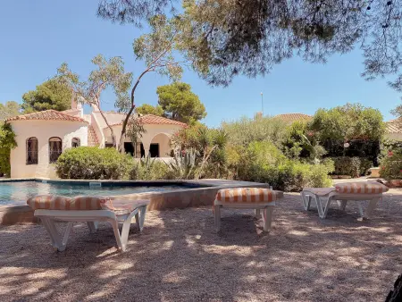 Charmante Villa Rustique avec Piscine & Jardin Méditerranéen - Photo 4