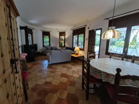 Charmante Villa Rustique avec Piscine & Jardin Méditerranéen - Photo 13