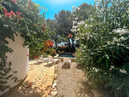 Charmante Villa Rustique avec Piscine & Jardin Méditerranéen - Photo 25