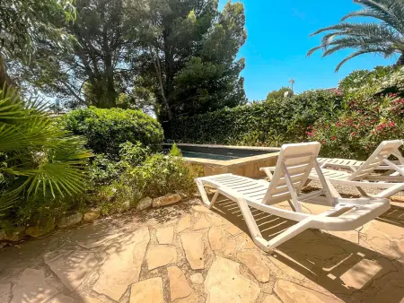 Charmante Villa Rustique avec Piscine & Jardin Méditerranéen - Photo 26