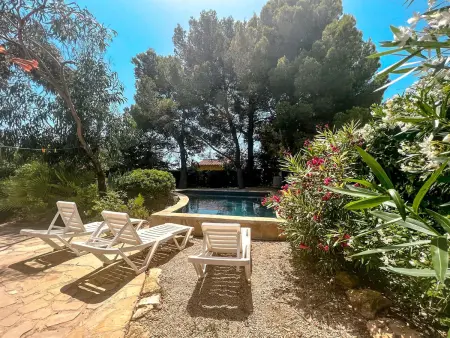 Charmante Villa Rustique avec Piscine & Jardin Méditerranéen - Photo 27