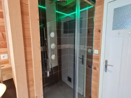 Charmant appartement 85 m² près des pistes, terrasse et parking privé, équipements complets. - Photo 14
