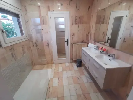 Villa de Luxe à 100m de la Plage avec Piscine, 4 Chambres, 4 Salles de Bain, Jardin et Garage - Photo 24