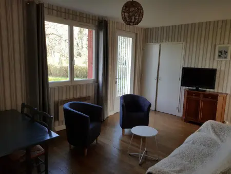 Charmant Gîte Familial avec Grand Jardin et Confort Moderne à Bengy-sur-Craon - Photo 2