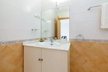 La Cala Boulevard Apartment 1 - CT 138, Retraite romantique en appartement côtier - Photo 17