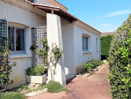 Maison spacieuse à Olonne-sur-Mer avec jardin clos, proche plages et commerces, idéale familles - Photo 1