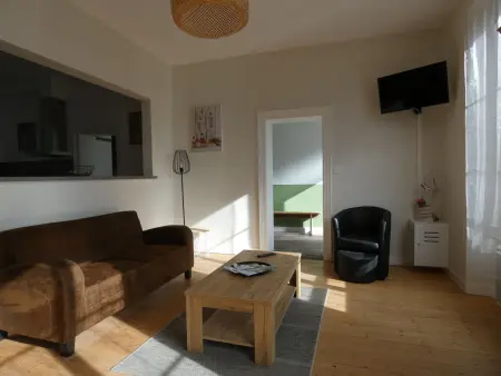 Maison de caractère avec jardin clos, idéale pour familles, proche sentiers de randonnée - Photo 3