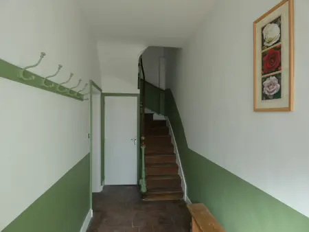 Maison de caractère avec jardin clos, idéale pour familles, proche sentiers de randonnée - Photo 4