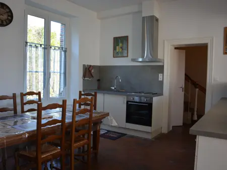 Maison de caractère avec jardin clos, idéale pour familles, proche sentiers de randonnée - Photo 6