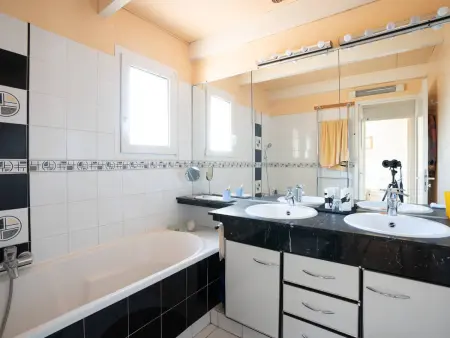 Villa spacieuse à Gruissan, 4 chambres, jardin privé, clim, proche plage, idéal familles/amis - Photo 13