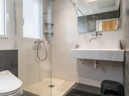 Studio lumineux avec loggia, à 50m de la plage, parking privé, proche commerces et restaurants - Photo 8